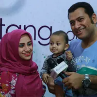 Ketika ajal sudah menjemput, tidak ada lagi yang bisa menghalangi dan menolak. Dan bagi yang ditinggal harus berusaha ikhlas, meski berat. Ini lah yang tengah dirasakan Said Bajuri selepas kepergian sang istri. (Adrian Putra/Bintang.com)