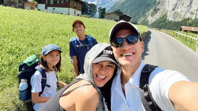 8 Momen Liburan Keluarga Andrew White dan Nana Mirdad di Swiss, Penuh Bahagia
