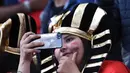 Seorang suporter Mesir selfie saat akan menonton laga Grup A Piala Dunia melawan Uruguay di Stadion Ekaterinburg, Yekaterinburg, Jumat (15/6/2018). Terakhir kali Mesir lolos ke Piala Dunia tahun 1990. (AFP/Anne-Christine Poujoulat)