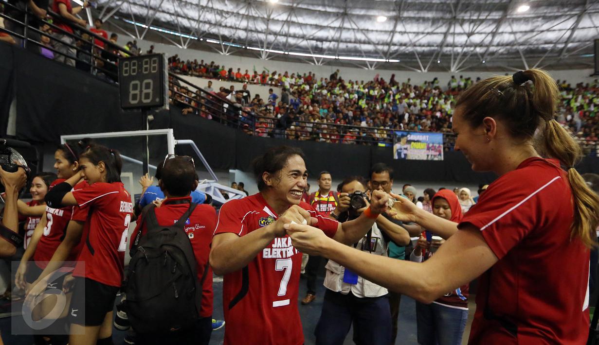 Ekspresi kegembiraan pemain voli Jakarta Elektrik PLN usai timnya berhasil mengalahkan Jakarta Pertamina Energi dalam Grand Final Proliga 2017 di GOR Among Rogo, Yogyakarta (23/4). (Liputan6.com/Johan Tallo)