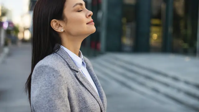 Seorang perempuan sedang menarik napas untuk menenangkan diri (Foto Dok: Freepik/freepik)