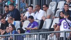 Pemilik Persik Kediri, Athur Irawan terlihat berdiskusi dengan pelatih Timnas Indonesia, Patrick Kluivert, saat menyaksikan langsung pertandingan Persita Tangerang dalam laga pekan ke-22 BRI Liga 1 di Indomilk Arena, Tangerang, pada Jumat (7/2/2025) sore WIB. (Bola.com/M Iqbal Ichsan)