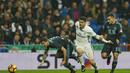 Pemain Real Madrid, Mateo Kovacic (tengah) berusaha melewati dua pemain Real Sociedad pada laga La Lga Spanyol di Santiago Bernabeu stadium, Madrid (29/1/2017). Madrid menang 3-0. (AP/Francisco Seco)