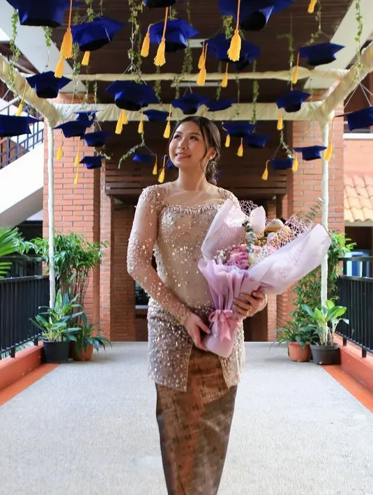 Aliyyah memilih mengenakan kebaya coklat lengan panjang yang dihiasi beads membuat kebayanya tersebut tampak berkilau. Dengan model kerah square dan inner bustier warna senada.  [@aliyyah.kohl]