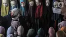 Pengunjung memlih jilbab saat mengunjungi Blok A Pasar Tanah Abang, Jakarta, Minggu (2/5/2021). Berbeda pada tahun lalu, kali ini pengunjung Pasar Tanah Abang membeludak drastis jelang Hari Raya Idul Fitri meski masih berada di tengah pandemi Covid-19. (merdeka.com/Iqbal S Nugroho)