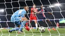 Kiper Girona, Paulo Gazzaniga (kiri) berusaha menangkap bola umpan silang dari PSG, Nuno Mendes pada laga Liga Champions 2024/2025 yang berlangsung di Parc des Princes, Paris, Prancis, Kamis (19/09/2024). (AFP/Franck Fife)