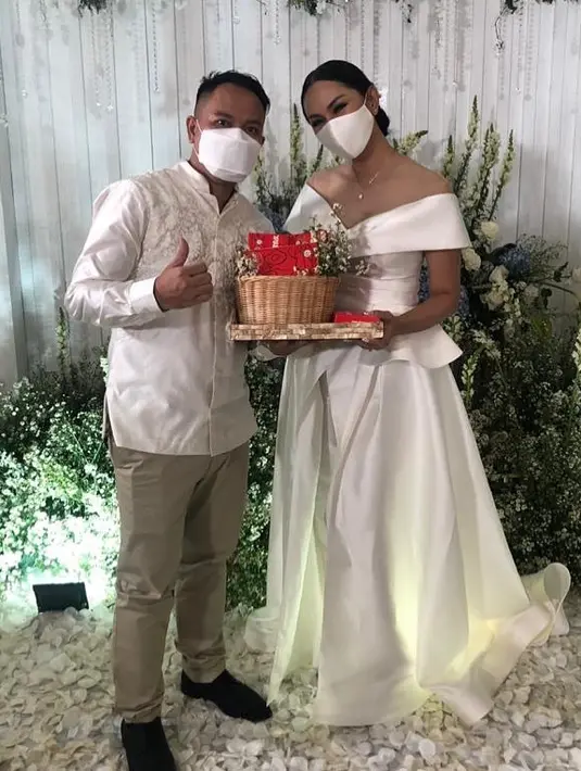 Untuk busana yang dirancang Ivan Gunawan kabarnya akan dikenakan saat resepsi kedua di Jakarta. Vicky dan Igun pun sudah membicarakannya dengan matang terkait rencananya tersebut. (Instagram/vickyprasetyo777)