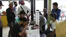 Aktivitas penjual jasa perbaikan telepon genggam di sekitar Mall Pusat Grosir Cililitan, Jakarta, Kamis (14/5/2020). Menurut salah satu penjual jasa, aktivitas mereka disebabkan penutupan Mall Pusat Grosir Cililitan sebagai imbas pemberlakuan PSBB.  (Liputan6.com/Helmi Fithriansyah)
