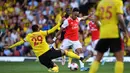 Striker Arsenal, Pierre-Emerick Aubameyang, berusaha membobol gawang Watford pada laga Premier League 2019/20 di Stadion Vicarage Road, Watford, Minggu (15/9). Kedua klub bermain imbang 2-2. (AFP/Ben Stansall)