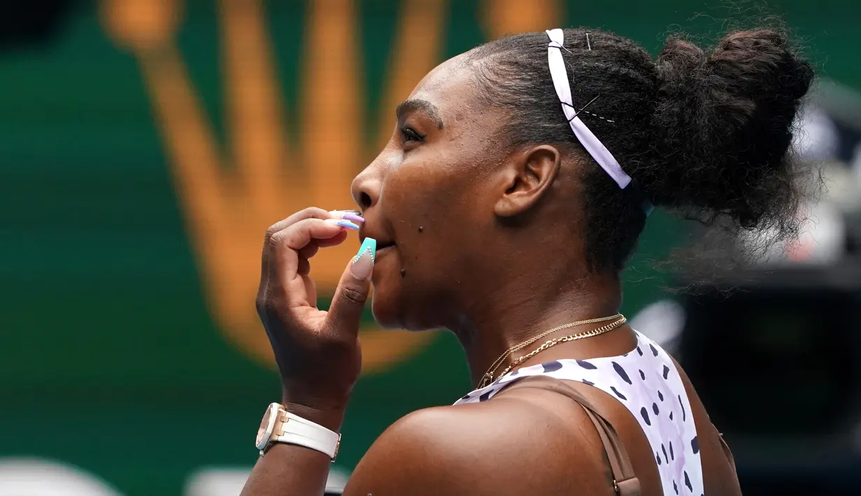 Reaksi petenis AS, Serena Williams saat menghadapi Anastasia Potapova dari Rusia pada babak pertama Australia Terbuka 2020 di Melbourne, Senin (20/1/2020). Serena terlihat memamerkan cat kukunya bertema koala sebagai bentuk keprihatinan atas kebakaran hutan dan lahan di Australia. (AP/Lee Jin-man)