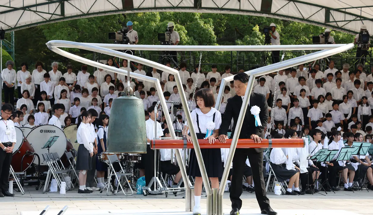 Untuk mengenang para korban dalam peristiwa tragis tersebut Jepang mengadakan "Upacara perdamaian" setiap tahun di Hiroshima dan Nagasaki pada 6 dan 9 Agustus. (JIJI Press/AFP/Japan OUT)