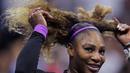 Petenis Amerika Serikat, Serena Williams merapikan rambutnya setelah mengalahkan petenis China, Wang Qiang pada perempat final AS Terbuka 2019 di USTA Billie Jean King National Tennis Center, Selasa (3/9/2019). Serena Williams melaju ke babak semi final setelah menang 6-1 dan 6-0. (AP/Charles Krupa)