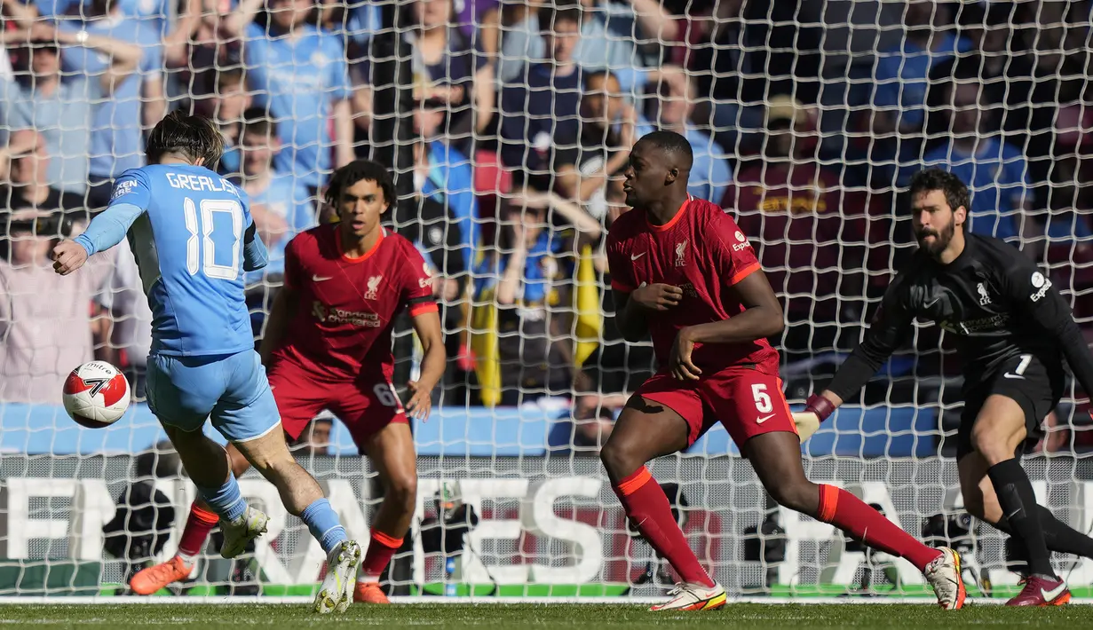 Hasilnya Manchester City dapat memperkecil ketertinggalan. Jack Grealish mencetak gol pada menit ke-47 hasil umpan Gabriel Jesus. Skor menjadi 3-1. (AP Photo/Frank Augstein)