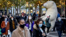 Zona pejalan kaki utama di Frankfurt ramai oleh orang-orang yang melintas di Jerman, Senin (14/12/2020). Kanselir Jerman Angela merkel mengumumkan penutupan toko, sekolah, dan pusat penitipan anak menjelang Natal untuk membendung lonjakan kasus COVID-19 mulai pekan ini.  (AP Photo/Michael Probst)
