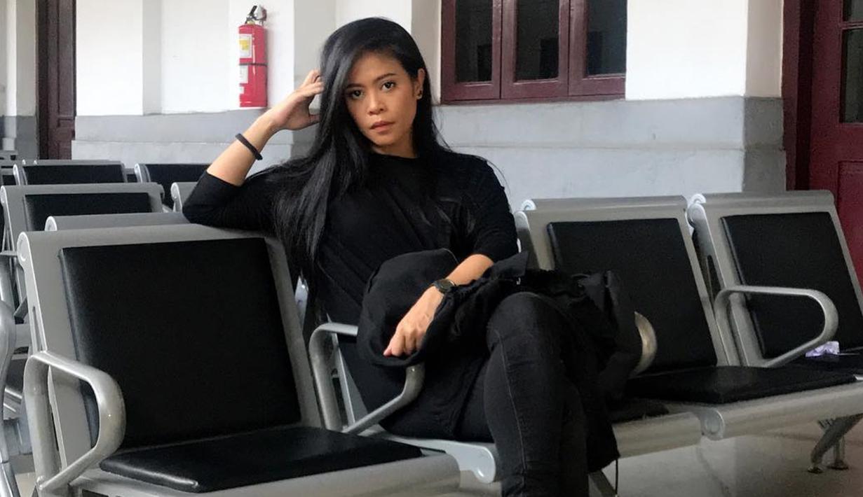 Penampilan Kikan saat berada di salah satu stasiun ini pun terlihat simpel. Mantan vokalis Coklat ini terlihat mengenakan gaya busana yang sangat santai dan tentu saja didominasi dengan warna serba hitam. (Liputan6.com/IG/@kikankikan)