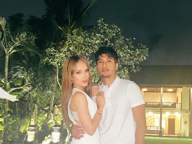 Beberapa hari lalu, Rangga Nattra pamer pose bareng Cinta Laura berlatar kolam renang berkawan temaram lampu di luar ruangan. Sang aktor tampil kasual dengan kaus polo putih polos dipadu celana panjang kelam baja. Cinta Laura tampil anggun dengan gaun putih tanpa lengan. Belahan di bagian bawah memperlihatkan kaki jenjang bintang sinetron Cinderella. (Foto: Dok. Instagram @rangganattra)