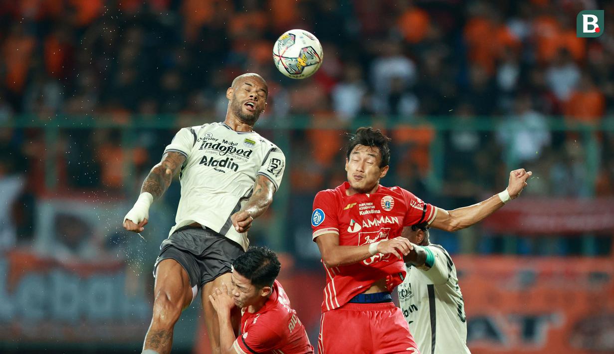 <p>Pemain Persib Bandung, David Da Silva (kiri), berebut bola di udara dengan pemain Persija Jakarta, Hansamu Yama, dalam dalam laga tunda pekan ke-28 BRI Liga 1 2022/2023 yang berlangsung di Stadion Patriot Candrabhaga, Jumat (31/3/2023). (Bola.com/M Iqbal Ichsan)</p>