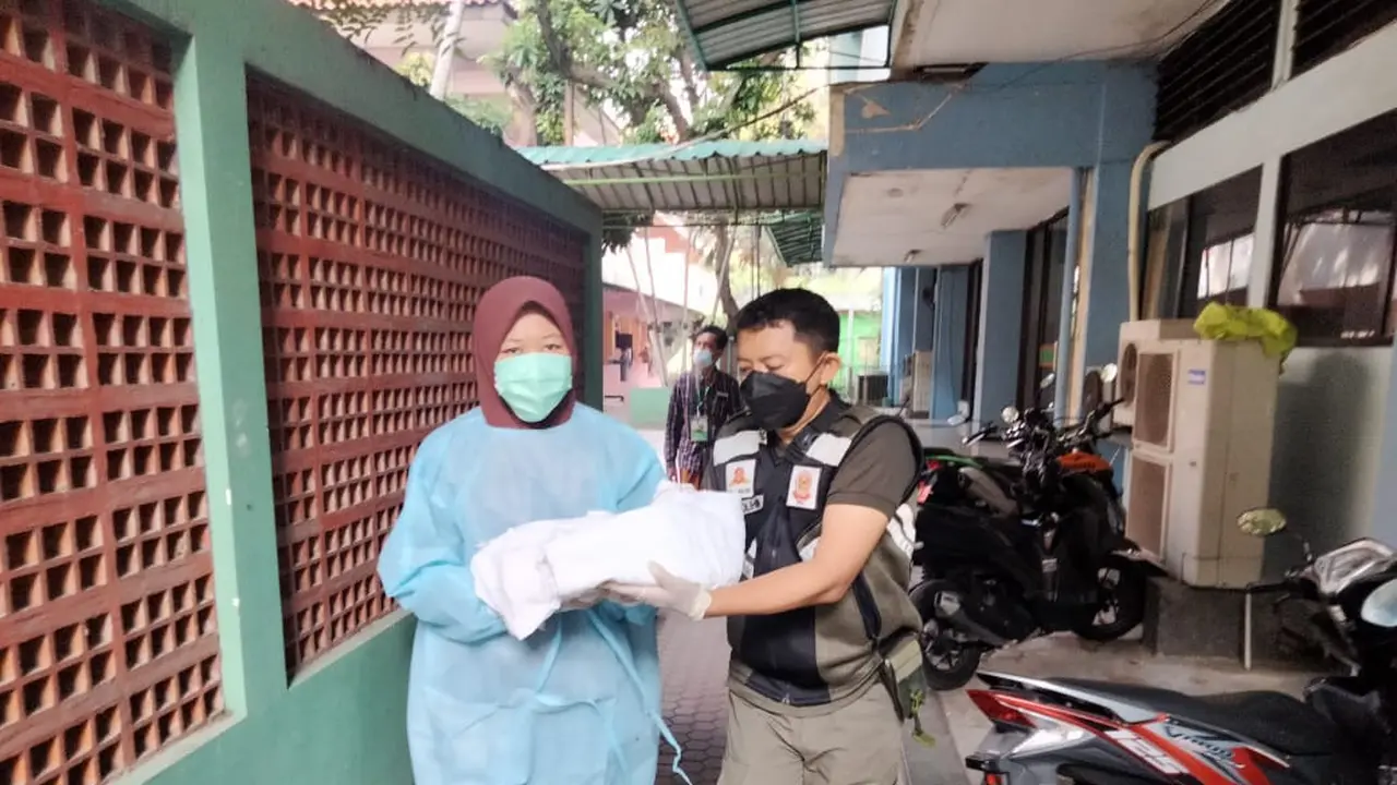 Pekerja migran asal Pamekasan melahirkan saat karantina di Asrama Haji Sukolilo. (Dian Kurniawan/Liputan6.com)
