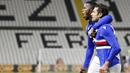Pemain Sampdoria, Antonio Andreva, melakukan selebrasi bersama Keita Balde usai mencetak gol ke gawang Spezia pada laga Liga Italia di Stadion Stadio Alberto Picco, Senin (11/1/2021). Spezia menang dengan skor 2-1. (Tano Pecoraro/LaPresse via AP)