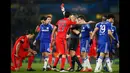 Penyerang PSG, Zlatan Ibrahimovic mendapatkan kartu merah dari wasit Bjorn Kuipers pada leg kedua 16 besar Liga Champions di Stadion Stamford Bridge, London, Inggris (11/3/15) . Chelsea bermain imbang 2-2 dengan Paris St Germain. (Reuters/John Sibley)