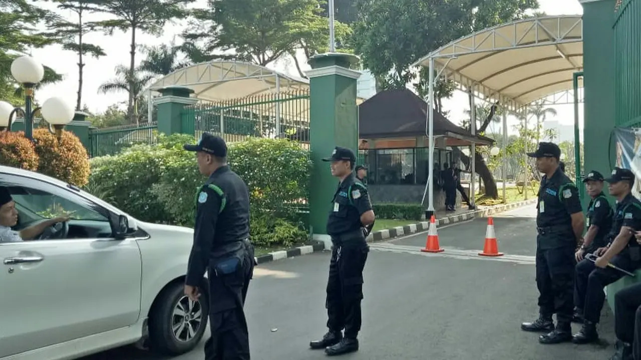 Petugas Keamanan Memeriksa Sebuah Mobil yang Akan Masuk ke Gedung DPR RI, Senayan, Jakarta. Rabu (22/5/2019). (Foto: Merdeka.com)