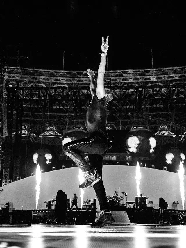 Momen Chris Martin Cium Tanah di Bandara, Tinggalkan Indonesia Usai Konser