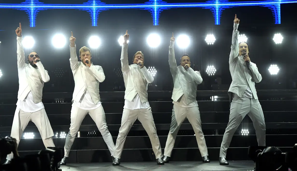 Anggota Backstreet Boys, dari kiri: AJ McLean, Nick Carter, Brian Littrell, Howie Dorough dan Kevin Richardson menghibur penonton di atas panggung Wango Tango 2017 di StubHub Center, California, (13/5). (AP/Chris Pizzello)