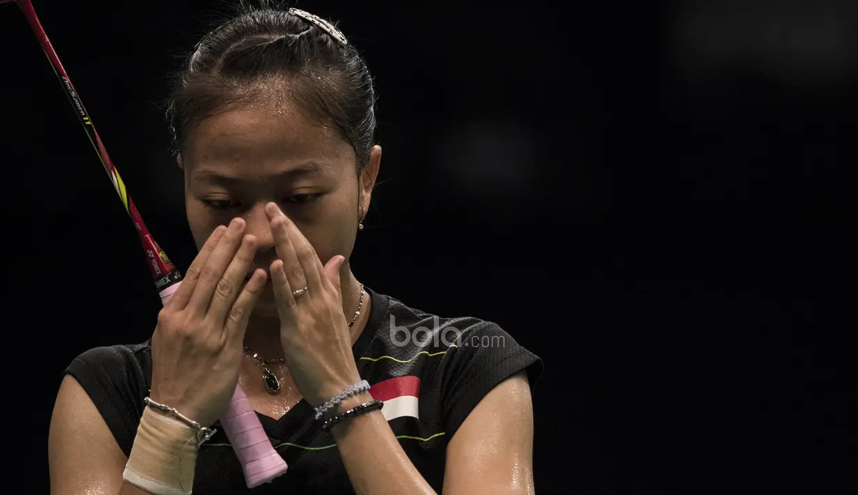 Tunggal putri Indonesia, Fitriani, tampak kecewa usai kalah dari tunggal Korsel, Sung Ji Hyun, pada laga BCA Indonesia Open di JCC, Jakarta, Kamis (15/6/2017). Fitriani kalah 10-21, 10-21. (Bola.com/Vitalis Yogi Trisna)