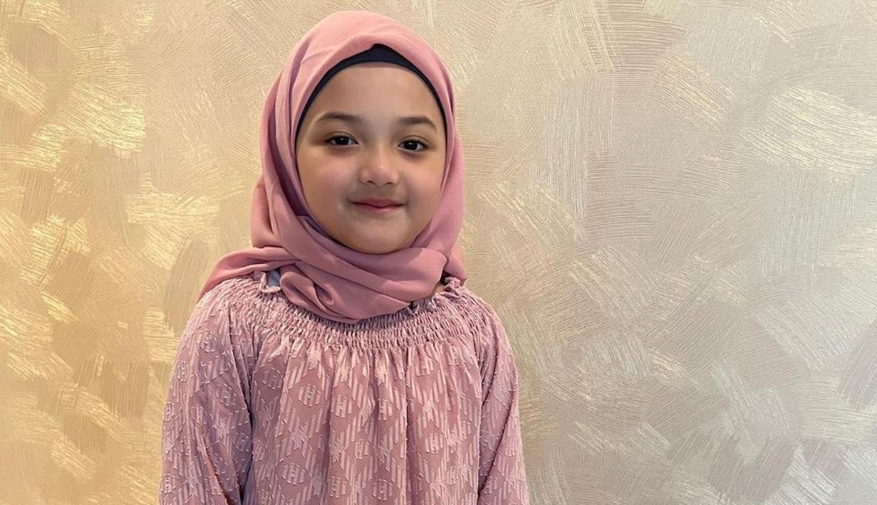 Namun, keinginan tersebut pun harus ia pendem sementara waktu. Pasalnya, Ashanty masih belum memperbolehkan sang putri masuk ke pesantren dan tinggal di asrama. (Liputan6.com/IG/@queenarsy)