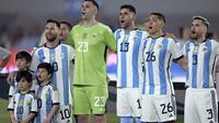 Penyerang Argentina, Lionel Messi (kiri), bersama putra-putranya Thiago, Ciro, dan Mateo, serta kiper Emiliano Martinez, Cristian Romero, Nahuel Molina, dan Nicolas Tagliafico saat menyanyikan lagu kebangsaan menjelang laga uji coba kontra Panama di Stadion Monumental, Buenos Aires, Jumat (23/3/2023) pagi WIB. (AFP/Juan Mabromata)