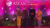 Pada Gala Dinner KTT ke-43 ASEAN yang diadakan Rabu malam, 6 September 2023, Presiden Joko Widodo dan Ibu Iriana Joko Widodo terlihat mengenakan pakaian tradisional Betawi saat menyambut kepala negara ASEAN, negara mitra, dan pimpinan organisasi internasional, seperti yang dapat dilihat di YouTube Sekretariat Presiden. (dok. Tangkapan layar Youtube Sekretariat Presiden/https://www.youtube.com/watch?v=7oUj1NWuXNU/Farel Gerald)