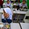 Para siswa berdoa sebelum menyantap makanan yang dipasok oleh program Makan Bergizi Gratis (MBG) di sebuah sekolah dasar, Banda Aceh pada Kamis 30 Oktober 2025. Sejak awal tahun 2025, program Makan Bergizi Gratis (MBG) di Banda Aceh diketahui telah berjalan baik. (CHAIDEER MAHYUDDIN/AFP)