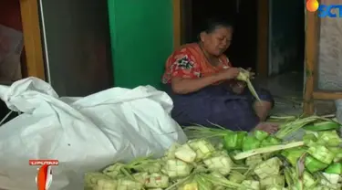 Mendekati Lebaran ini, setiap pengrajin ketupat mampu memproduksi sedikitnya seribu ketupat dalam sehari.