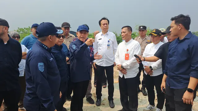 Menteri Lingkungan Hidup, Hanif Faisol Nurofiq saat meninjau TPA Jatiwaringin, di Kabupaten Tangerang, Jumat (16/5/2025).