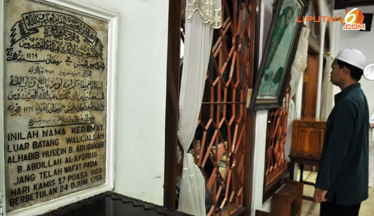 Masjid ini dibangun oleh Al Habib Husein bin Abubakar Alaydrus tahun 1736 di atas tanah hadiah dari Gubernur Jenderal VOC atas jasanya terhadap kompeni.(Liputan6.com/Abdul Aziz Prastowo)