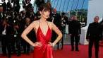 Model Bella Hadid berpose di karpet merah saat ia tiba untuk menghadiri pemutaran film "La fille inconnue" (The Unknown Girl) dalam kompetisi di Festival Film Cannes ke-69 di Cannes, Prancis, 18 Mei 2016. (REUTERS / Yves Herman)