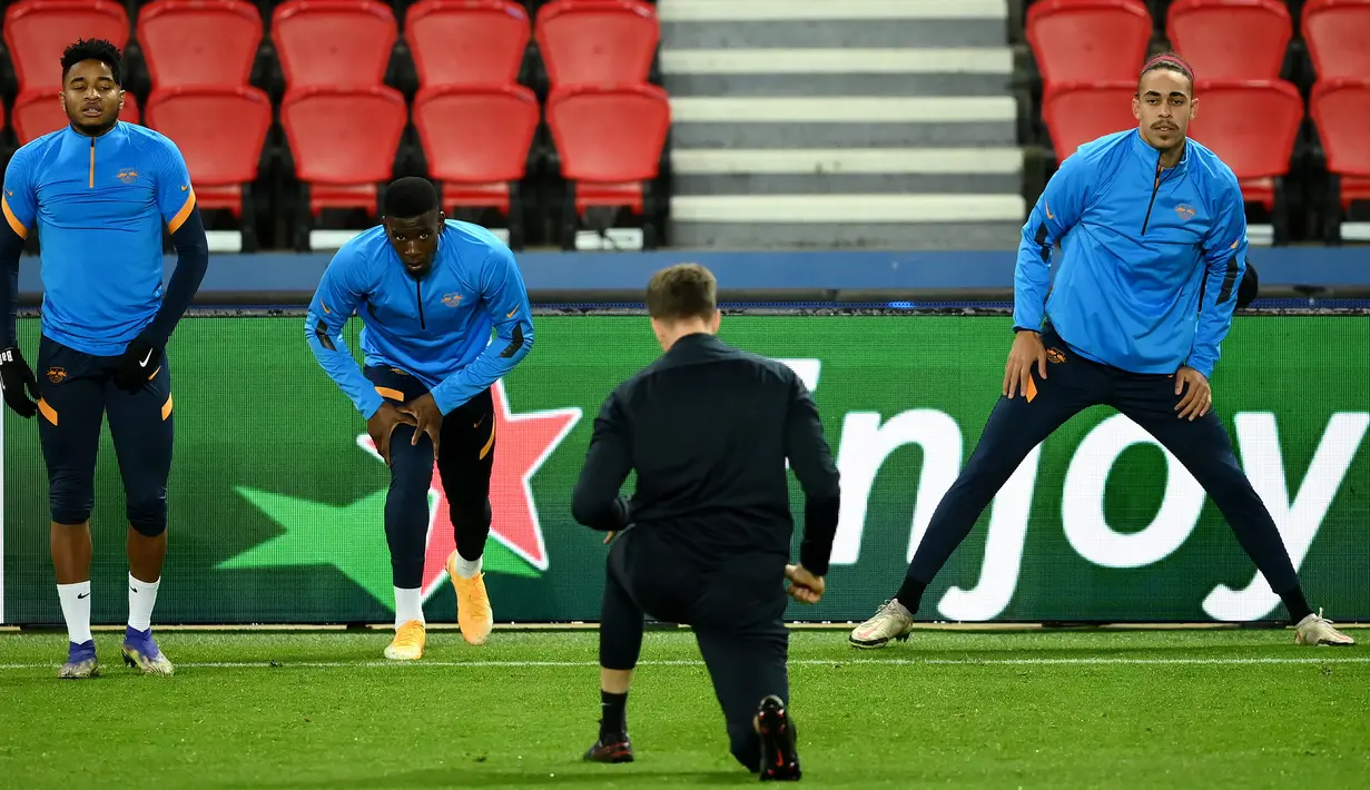 Para pemain RB Leipzig melakukan latihan jelang laga Liga Champions di Stadion Parc des Princes, Paris, Selasa (24/11/2020). RB Leipzig akan berhadapn dengan Paris Saint-Germain. (AFP/Frank Fife)