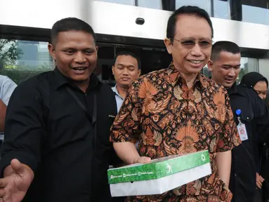 Mantan ketua DPR Marzuki Alie (tengah) usai menjalani pemeriksaan di Gedung KPK, Jakarta, Selasa (26/6). Marzuki Alie tampak menenteng nasi kotak usai menjalani pemeriksaan. (Merdeka.com/Dwi Narwoko)