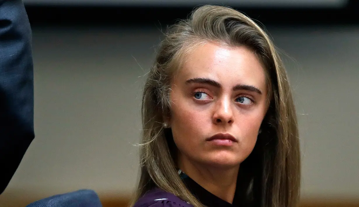 Michelle Carter mendengarkan kesaksiaan saat sidang di Pengadilan Negeri Taunton di Taunton, Mass, (8/6). Michelle Carter didakwa melakukan pembunuhan dengan cara menghasut dan meyakinkan pacarnya Conrad Roy III. (AP Photo/Charles Krupa, Pool)