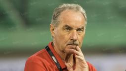 Pelatih Indonesia, Alfred Riedl, memantau latihan anak asuhnya jelang laga persahabatan melawan Malaysia. (Bola.com/Vitalis Yogi Trisna)