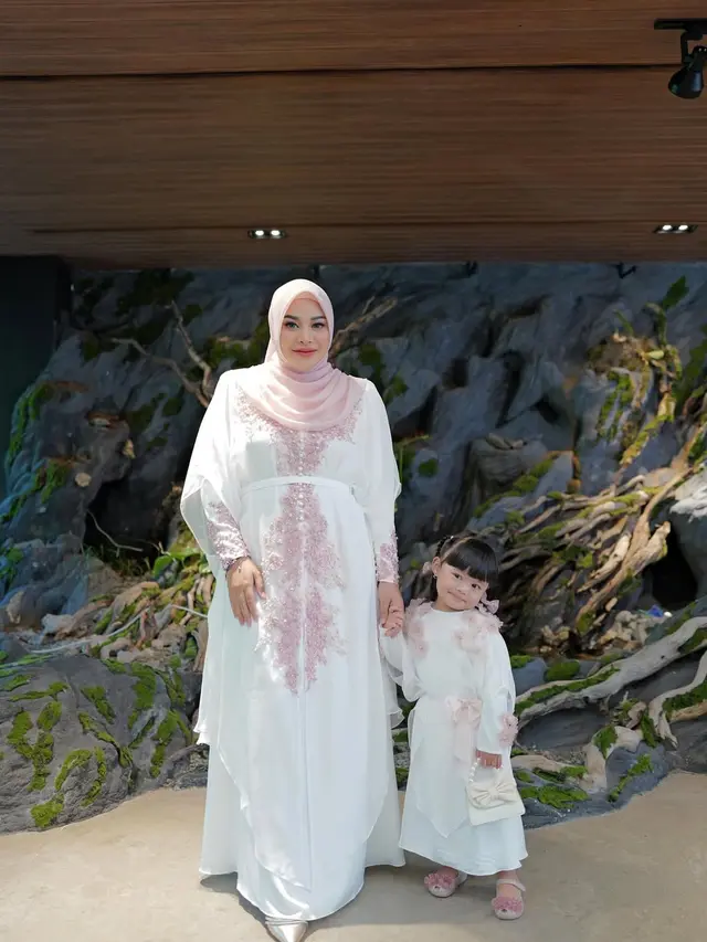 Model Gamis ala Aurel Hermansyah