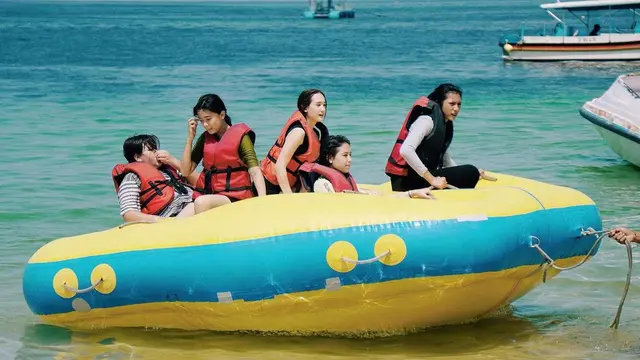 Bintang Dari Jendela SMP Liburan di Tanjung Benoa, Bali (Foto: Instagram/@aaditzky/@saskiachadwick_)