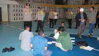 Kapolres Kampar AKBP Ronald Sumaja mengecek gudang logistik Pemilu di Kabupaten Kampar. (Liputan6.com/M Syukur)