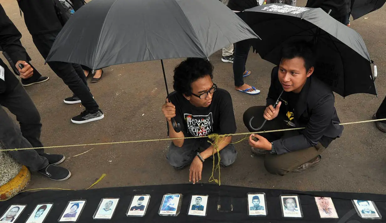 Foto-foto korban pelanggaran berat masa lalu saat aksi Kamisan ke-378, Jakarta, Kamis (11/12/2014). (Liputan6.com/Miftahul Hayat)