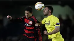 Pemain Leverkusen, Chicharito (kiri) berduel dengan pemain Villareal, Victor Ruiz pada leg pertama 16 besar Liga Europa di Stadion El Madrigal, Villareal, Jumat (11/3/2016) dini hari WIB. (AFP/Jose Jordan)