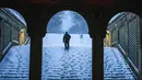 Peringatan badai salju telah dikeluarkan untuk sebagian besar wilayah Pantai Timur, termasuk Kota New York. Tampak dalam foto, seseorang berjalan-jalan dengan anjingnya di Bethesda Terrace di Central Park, Kota New York pada Senin 23 Februari 2026. (Ryan Murphy/Getty Images North America/Getty Images via AFP)