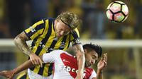 Bek Fenerbahce, Simon Kjaer, duel udara dengan pemain Monacom Djibril Sidibe, pada laga Liga Champions di Stadion Sukru Saracoglu, Turki, Rabu (27/7/2017). (AFP/Bulent Kilic)