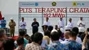 Presiden Indonesia Joko Widodo (tengah) memberikan sambutan pada peresmian Pembangkit Listrik Tenaga Surya (PLTS) terapung yang dapat menghasilkan 192 mega watt listrik di Waduk Cirata, Jawa Barat, pada tanggal 9 November 2023. (BAY ISMOYO/AFP)