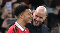 Penyerang Manchester United, Jadon Sancho tersenyum menunggu pergantian pemain saat bertanding melawan Nottingham Forest pada leg kedua semifinal Piala Liga Inggris Forest di Old Trafford di Manchester, Inggris, Kamis (2/2/2023). Pelatih MU, Ten Hag memainkan kembali Sancho di leg kedua semi-final Piala Liga sebagaimana itu adalah penampilan pertamanya sejak Oktober 2022 lalu. (AFP/Paul Ellis)
