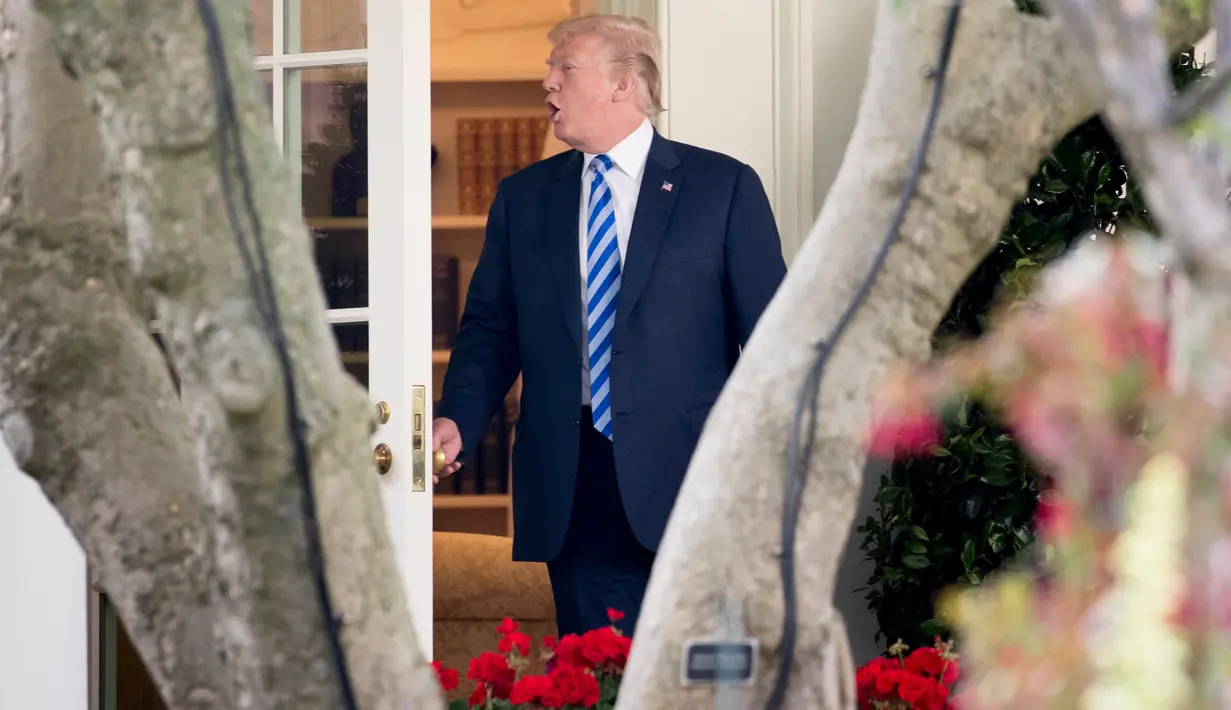 Presiden AS, Donald Trump melangkah keluar dari Oval Office menunju helikopter Marine One di Gedung Putih, Senin (14/5). Trump akan menuju tempat Melania Trump menjalani perawatan di Pusat Medis Militer Nasional Walter Reed di Bethesda. (AP/Andrew Harnik)